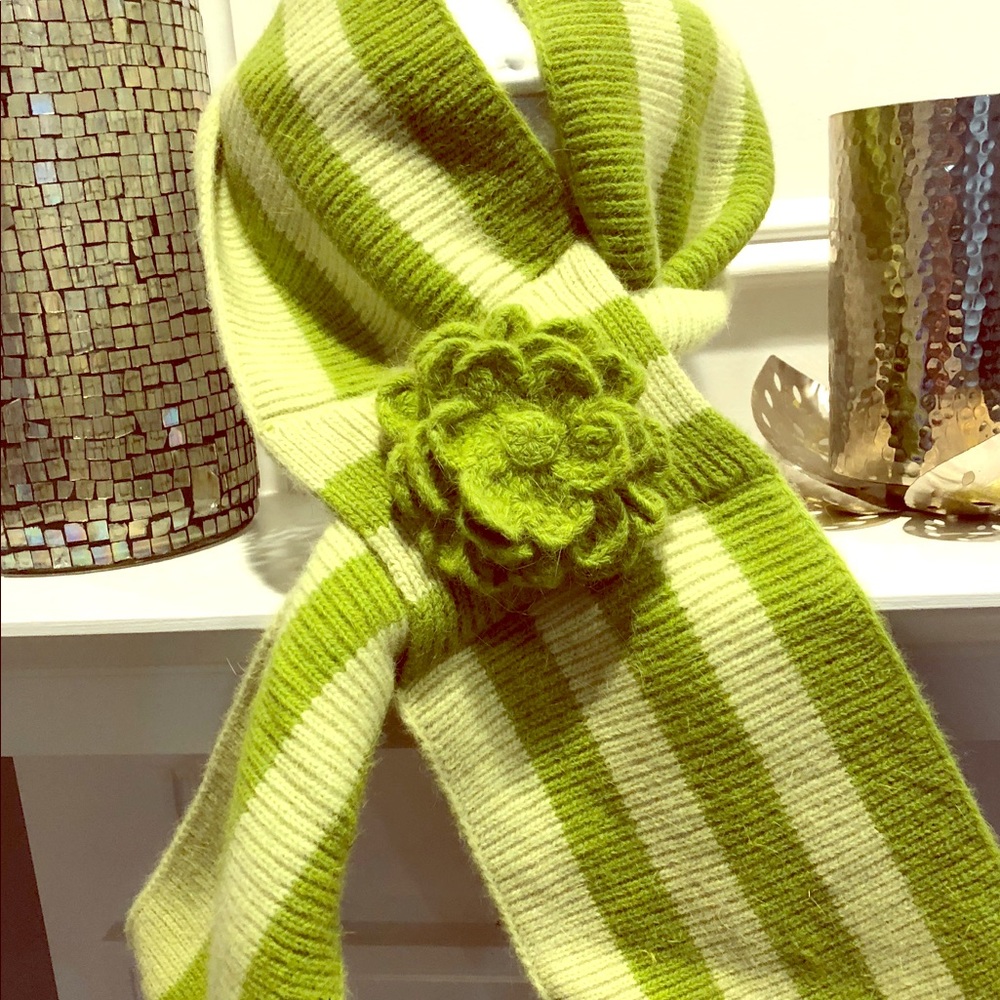 Portolano scarf with flower